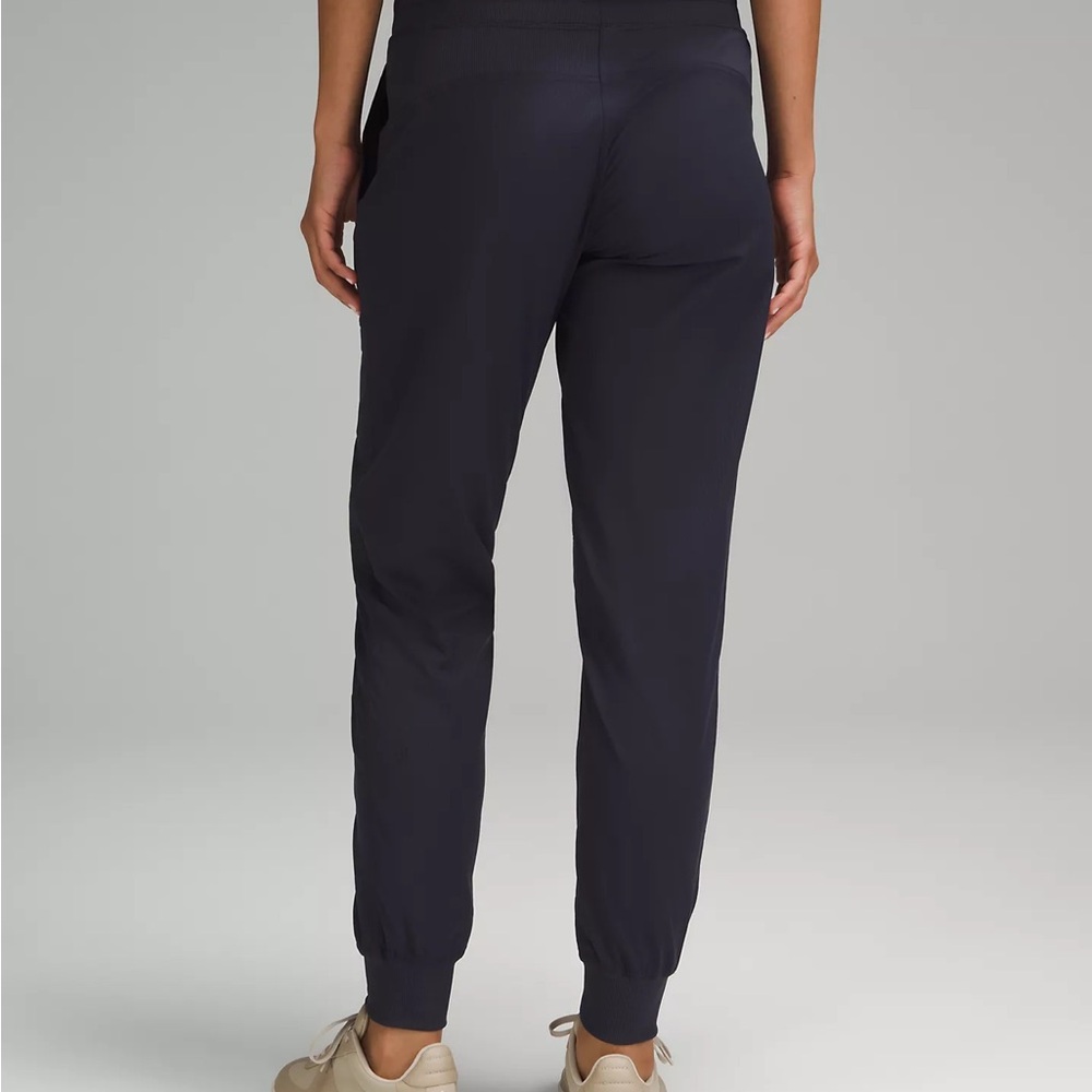 Lululemon dance studio mid-rise Jogger in green - Picture 2 of 3
